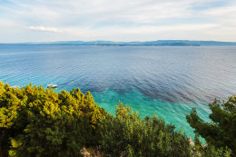 A2 - apartmány Dorela, okolí zátoky Vela Planica, ostrov Brač, Chorvatsko