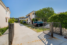 Apartmány Kupina - vjezd k domu, Vlašići, ostrov Pag, Chorvatsko