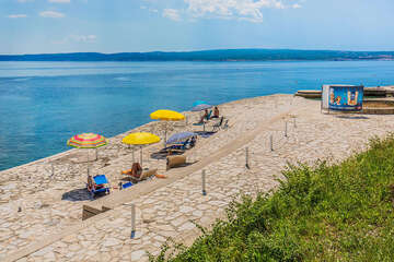 Selce - kamenné vydlážděné plochy, Crikvenická riviéra, Chorvatsko
