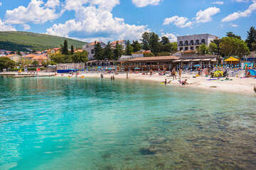 Selce - písčitooblázková pláž, Crikvenická riviéra, Chorvatsko