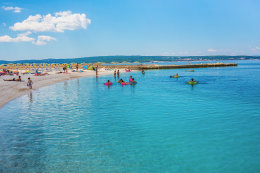 Selce - písčitooblázková pláž, Crikvenická riviéra, Chorvatsko