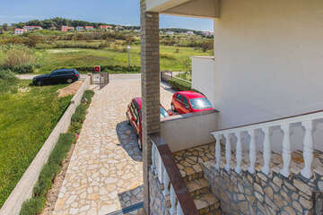 Apartmány Patricija - parkoviště, Vlašići, ostrov Pag, Chorvatsko