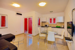 apartmány Larisa, Vodice, Šibenická riviéra, Chorvatsko