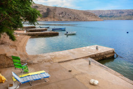 Apartmány Ljubo, pláž a betonové molo, Metajna, ostrov Pag, Chorvatsko