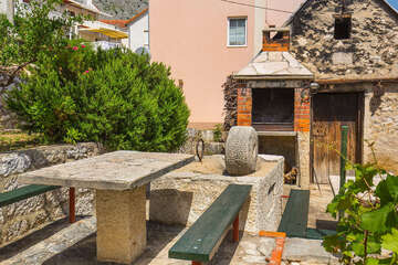 Apartmány Borovina, posezení za domem a gril, Omiš-Duće, Chorvatsko