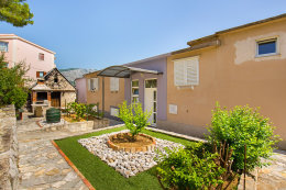 Apartmány Borovina, posezení za domem a gril, Omiš-Duće, Chorvatsko