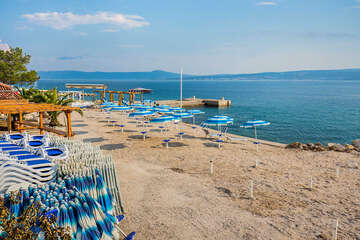 Dramalj - pláž, Crikvenická riviéra, Chorvatsko