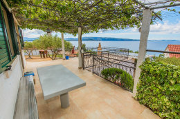 Apartmán Nikša - posezení na terase, Vela Farska, ostrov Brač, Chorvatsko