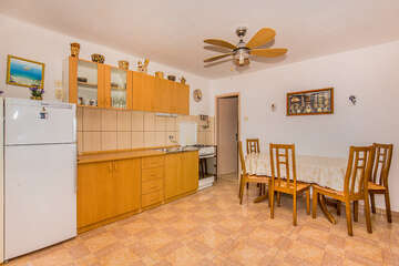 Apartmán Nikša - kuchyň před zavedením teplé vody (na fotce je stará baterie), Vela Farska, ostrov Brač, Chorvatsko