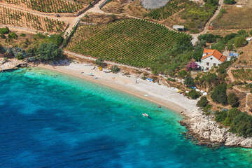 Apartmán Nikša, letecký pohled na pláž, Vela Farska, ostrov Brač, Chorvatsko