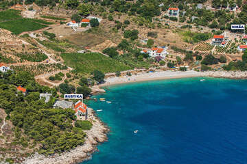 Vela Farska - letecký pohled, ostrov Brač, Chorvatsko