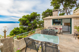 Apartmány Bagarić - venkovní posezení před společným grilem s vybavenou kuchyní, Medići, Chorvatsko