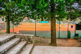 Jelsa - tenisové kurty u hotelu, ostrov Hvar, Chorvatsko