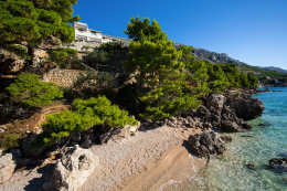 Pláže Medići, Omišská riviéra, Chorvatsko