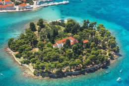 Preko - letecký pohled, ostrůvek Galevac, ostrov Ugljan, Chorvatsko