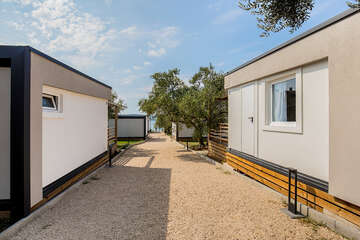 Mobilhome Maar - chodník k pláži, Biograd na moru, Zadarská riviéra, Chorvatsko