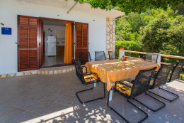 Apartmány Mirta - posezení před domem, severní zátoky, ostrov Hvar, Chorvatsko