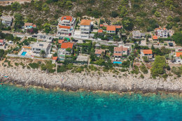 Letovisko Milna - letecký pohled, ostrov Vis, Chorvatsko
