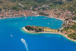 Město Vis - letecký pohled, ostrov Vis, Chorvatsko