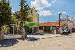 Posedarje - lékárna, Zadarská riviéra, Chorvatsko