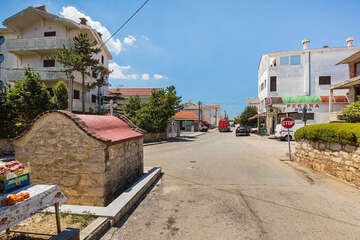 Posedarje - centrum města, Zadarská riviéra, Chorvatsko