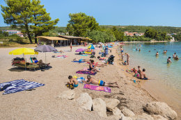 Posedarje - písčito-oblázková pláž a bar s občerstvením, Zadarská riviéra, Chorvatsko