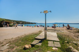 Posedarje - sprcha na pláži, Zadarská riviéra, Chorvatsko