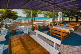 Apartmány Rita - restaurace majitelů mezi domem a pláží, Vodice-Srima, Chorvatsko