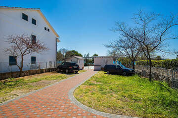 Apartmány Rita - parkoviště před domem, Vodice-Srima, Chorvatsko