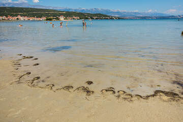 Posedarje - detail písečné pláže na ostrůvku s kostelíkem, Zadarská riviéra, Chorvatsko