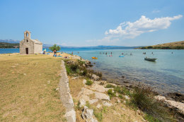 Posedarje - pláž na ostrůvku s kostelíkem Sv. Duha, Zadarská riviéra, Chorvatsko