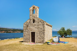 Posedarje - kostelík Sv. Duha na nedalekém ostrůvku, Zadarská riviéra, Chorvatsko