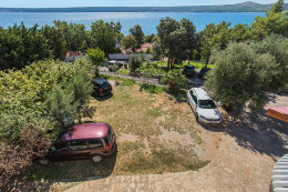Penzion Adria Haus - parkoviště, Posedarje, Zadarská riviéra, Chorvatsko