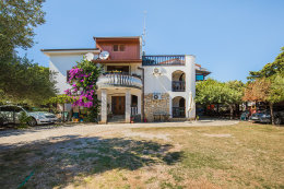 Penzion Adria Haus - parkoviště před penzionem, Posedarje, Zadarská riviéra, Chorvatsko