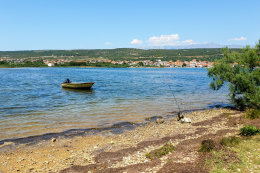 Posedarje - pláž na ostrůvku s kostelíkem Sv. Duha - rybolov, Zadarská riviéra, Chorvatsko