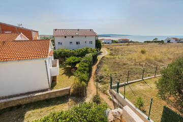 Prázdninový dům Mikula - cestička od domu k pláži, Povljana, ostrov Pag, Chorvatsko