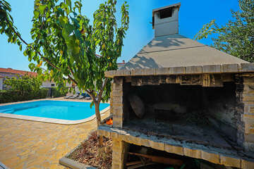 Prázdninový dům Mikula - gril u domu, Povljana, ostrov Pag, Chorvatsko