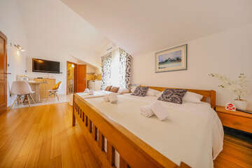 Apartmán Mikula - ložnice s kuchyňským koutem, koupelnou s vanou, manželskou postelí a rozkládacím gaučem (1. poschodí), Povljana, ostrov Pag, Chorvatsko