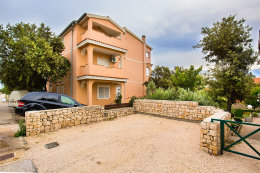 Apartmány Lucas - parkoviště u domu, Mandre, ostrov Pag, Chorvatsko