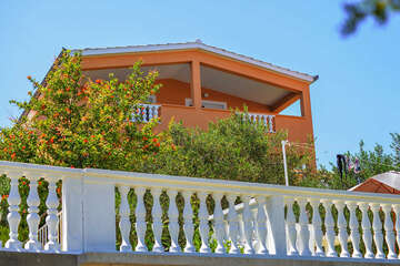 Apartmány Lejla - pohled na dům z cesty, Tkon, ostrov Pašman, Chorvatsko