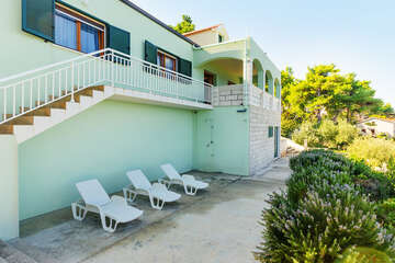 Apartmány Fredi - terasa s lehátky, Prigradica, ostrov Korčula, Chorvatsko