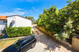 Apartmány Jakić - příjezdová cesta k domu, Pag-Bošana, ostrov Pag, Chorvatsko