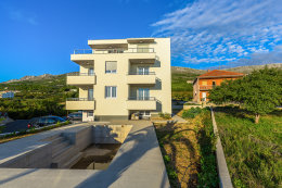 Apartmány Crystal - bazén u domu před dokončením, Podstrana, Chorvatsko