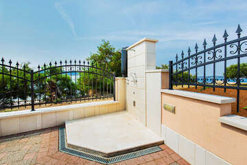 Apartmány Slobodan - venkovní sprcha na dvoře u domu, Sukošan, Zadarská riviéra, Chorvatsko