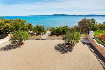 Apartmány Slobodan - dlážděný dvůr před domem, Sukošan, Zadarská riviéra, Chorvatsko