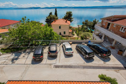 Apartmány Michael -  cesta na pláž (foto z terasy A1) , Pisak, Omišská riviéra, Chorvatsko