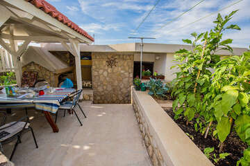 Apartmány Odorčić - posezení u domu, vstup do apartmánu C, Potočnica, ostrov Pag, Chorvatsko