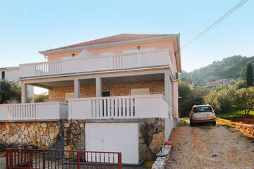 Apartmány Tulipan - příjezdová cesta, Tkon, ostrov Pašman, Chorvatsko