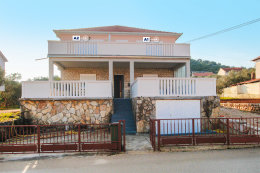 Apartmány Tulipan -  přední strana domu, Tkon, ostrov Pašman, Chorvatsko