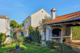 Apartmány Limun - zahrada a gril pro apartmány A1 až A4 (růžová budova), Tkon, ostrov Pašman, Chorvatsko